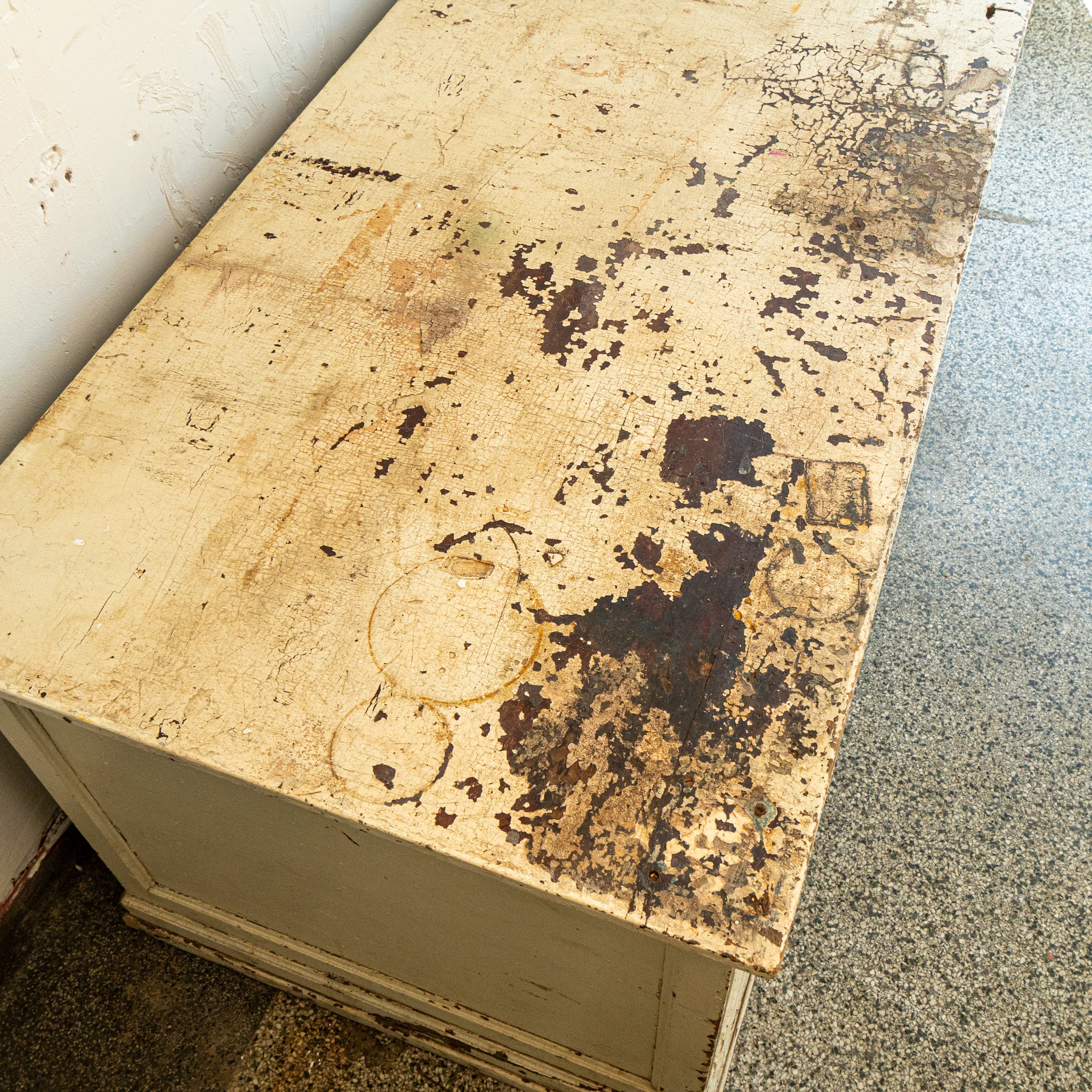 White 4 Drawer Island