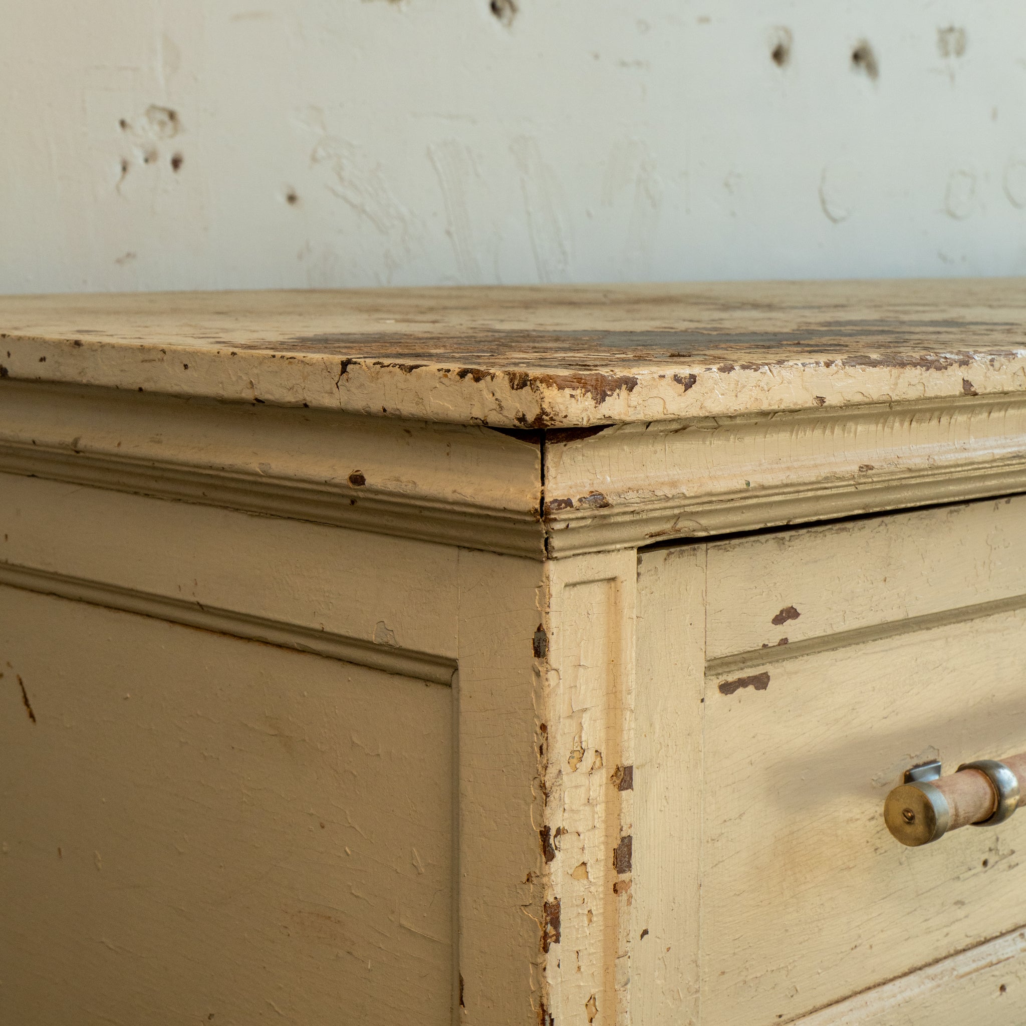 White 4 Drawer Island